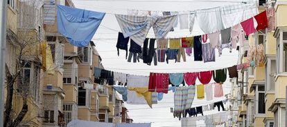 Ropa tendida en una barriada de Sevilla.