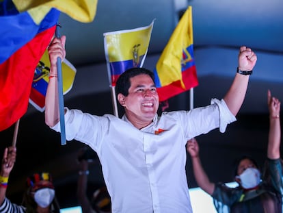 Andrés Arauz, candidato a la presidencia de Ecuador, tras el cierre de campaña en Quito, este jueves.