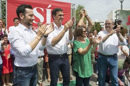 El secretario general del PSOE, Pedro Sánchez, acompañado por el alcalde de Ibiza Rafael Ruiz, los candidatos al Congreso y al Senado, Sofía Herranz y Antoni Costa, y el presidente del Consell, Vicent Torres