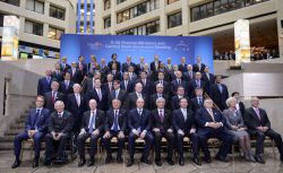 Foto de familia de los ministros de Finanzas y gobernadores de los bancos centrales del G-20 en Washington.