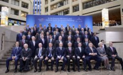 Foto de familia de los ministros de Finanzas y gobernadores de los bancos centrales del G-20 en Washington.