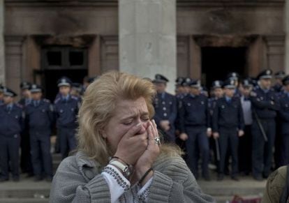 Una mujer llora ante el edificio de Odesa donde murieron los activistas.