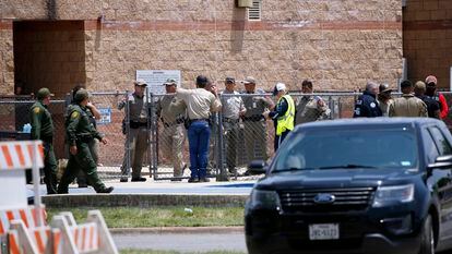 Miembros de seguridad en el exterior del colegio en Uvalde, Texas después del tiroteo.