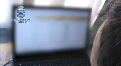 Un agente revisa el ordenador que almacenaba pornografía infantil.