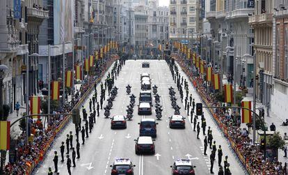 El coche con los Reyes circulan por Gran Vía.