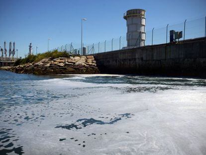 Vertidos en la ría de Ferrol junto a las instalaciones de la planta de gas de Reganosa.