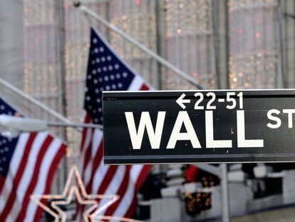 Banderas de EE UU ante el edificio de la Bolsa de Nueva York (NYSE).