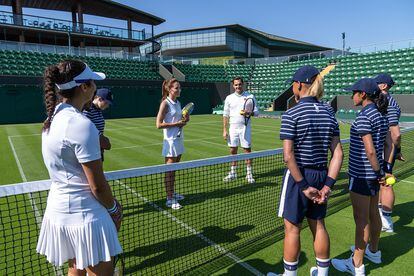 La princesa de Gales y el tenista, con los chicos y chicas que trabajan como recogepelotas en el torneo.