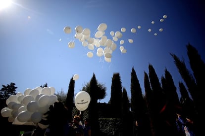 Cientos de globos blancos son lanzados al aire por cada uno de los asesinados, mientras se pronuncian sus nombres.