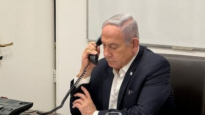 Benjamín Netanyahu mantiene una conversación telefónica con el presidente de EE UU el pasado sábado, en una imagen facilitada por la oficina del primer ministro.