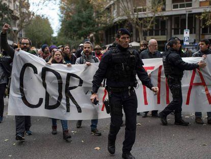 Miembros de la CUP protegen la sede del partido de una manifestación de la extrema derecha, el pasado sábado