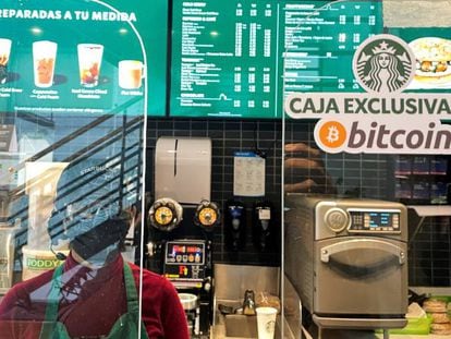 Caja exclusiva de bitcóins en un Starbucks de San Salvador, este martes.