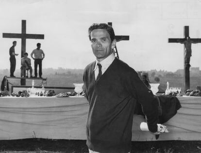 Pasolini frente a una escena de 'El evangelio según San Mateo', en torno a 1962. 