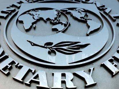 Placa del Fondo Monetario Internacional en su sede de Washington, Estados Unidos. 