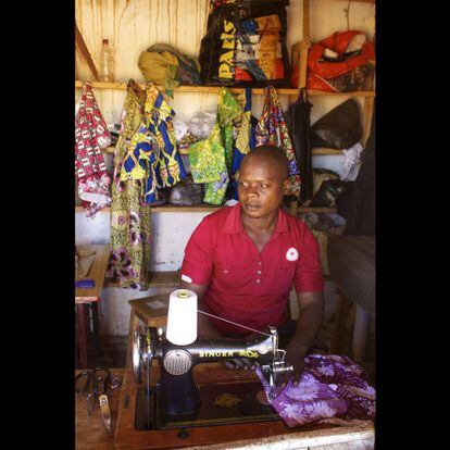 John Shongo, modisto, es de la República Democrática del Congo. Llegó a Dzaleka en 2010 y cuenta con uno de los trabajos más fructíferos en el campamento. Tiene dos talleres y emplea a siete jóvenes a los que enseña costura.