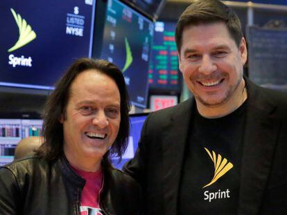 John Legere y Marcelo Claure, los CEO de T-Mobile y Sprint, este lunes en la Bolsa de Nueva York.