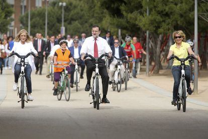Mariano Rajoy monta en bicicleta junto a las candidatas Esperanza Aguirre (d) y Cristina Cifuentes en un acto electoral en Madrid Río., el 13 de mayo de 2015.