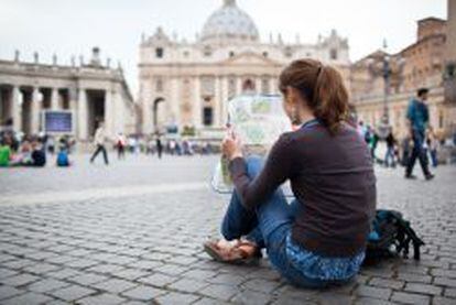 Una viajera, en Roma. &#039;Apps&#039; como Waynabox impulsan el turismo en Europa.