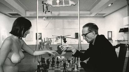 Babitz juega al ajedrez desnuda con Marcel Duchamp en 1963.
