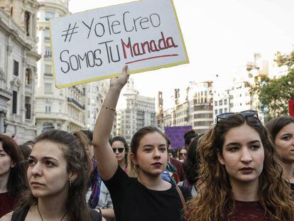 Concentración en Valencia en protesta por la sentencia condenatoria a 9 años de cárcel a los miembros de La Manada, en Valencia, en abril de 2018.