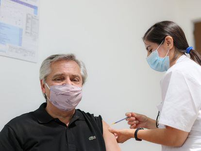 Alberto Fernández recibe la vacuna Sputnik V contra la covid-19, este jueves.