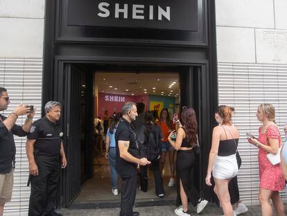 Decenas de personas han hecho cola para acceder a la tienda temporal que el gigante chino de la moda Shein ha abierto en Barcelona.