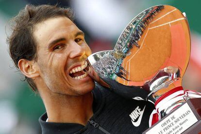 Nadal muerde el trofeo de campeón en Montecarlo.
