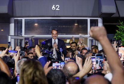 El primer ministro griego y líder del partido conservador Nueva Democracia, Kyriakos Mitsotakis, habla frente a la sede del partido, tras las elecciones generales, en Atenas (Grecia), el pasado domingo.