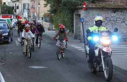 Un grupo de ni&ntilde;os va al colegio Los &Aacute;ngeles de Torrelodones en bicicleta. 