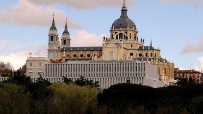 En primer término, la Galería de las Colecciones Reales, con la catedral de la Almudena, detrás.