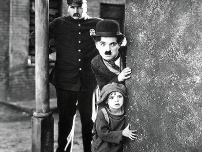 Jackie Coogan y Charles Chaplin, en 'El chico'.