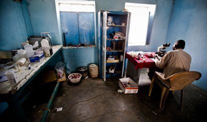 Los centros sanitarios africanos dan recetas para largos periodos para evitar desplazamientos de los pacientes.