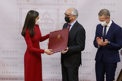 La reina Letizia entrega el galardón al periodista Antonio del Rey de los premios Luis Carandell, en el Senado en Madrid.