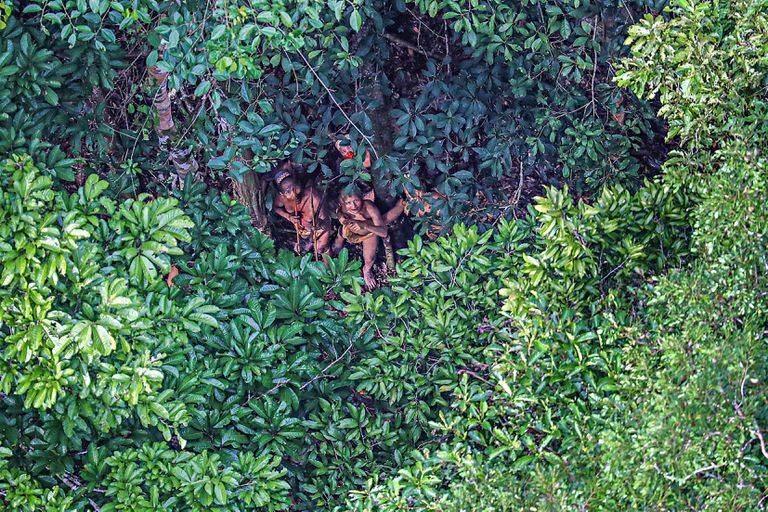 Indígenas aislados del alto del curso del río Humaitá, del pueblo de los que ahora han visitado una aldea, fotografiados en 2016 desde un helicóptero.
