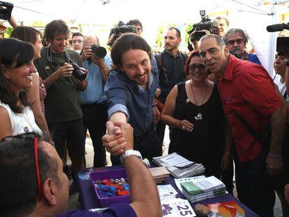 Pablo Iglesias saluda a un simpatizante en Guadalajara.