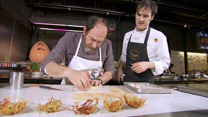 Karra Elejalde y Senén González en el primer capítulo de 'S.O.S. Alimentos. Karra al rescate'.