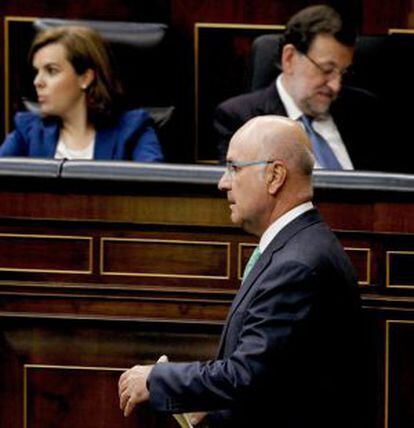 El portavoz de CiU, Josep Antoni Durán Lleida pasa ante el presidente del Gobierno, Mariano Rajoy (d), y la vicepresidenta Soraya Sáenz de Santamaría (i).