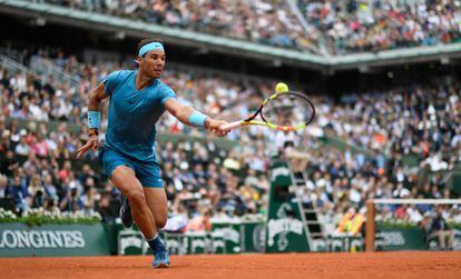 Nadal devuelve la bola contra Bolelli, este martes en París.