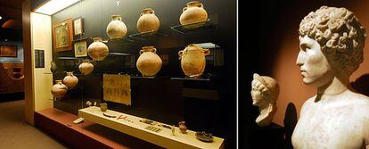 En las vitrinas se exhibe una colección de urnas cinerarias. A la derecha, estatuas romanas.