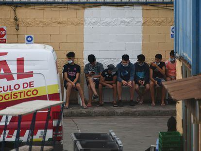 Un grupo de menores marroquíes acogidos en una de las naves del polígono del Tarajal, en Ceuta.