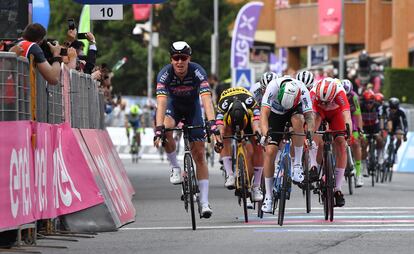 Merlier se incorpora tras batir al sprint a Groenewegen, Nizzolo y Viviani, de izquierda a derecha.
