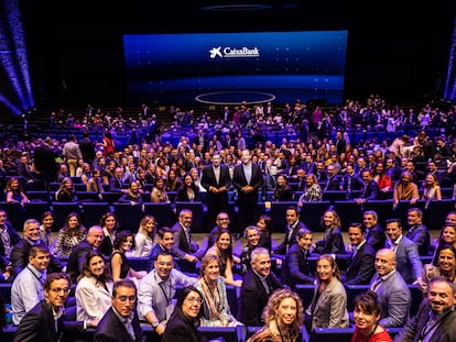 José Ignacio Goirigolzarri, presidente de CaixaBank, y Gonzalo Gortázar, consejero delegado, en el centro durante la convención anual de directivos del banco, en Barcelona.