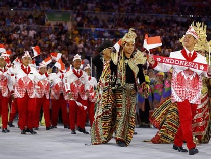 Delegaci&oacute;n de Indonesia durante el desfile.