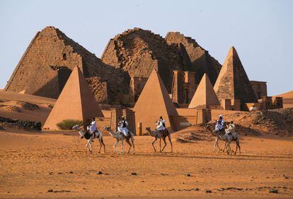 Escena en el país del pueblo nuba (Sudán), a orillas del río Nilo.