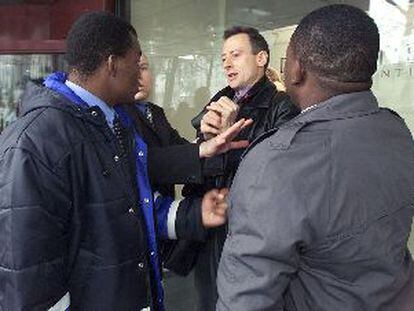 Peter Tatchell (en el centro), durante su enfrentamiento con guardaespaldas de Mugabe.