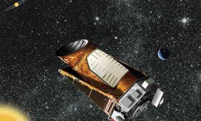 Ilustración del telescopio espacial <i>Kepler</i> y un sistema planetario.
