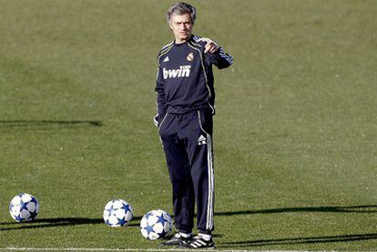 Mourinho,  durante el entrenamiento de ayer en Valdebebas.