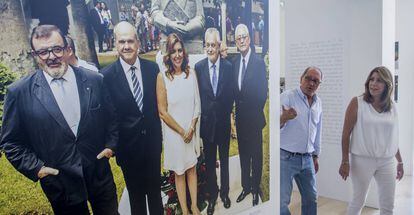 La presidenta andaluza y secretaria general del PSOE andaluz, Susana Díaz, y el secretario de organización, Juan Cornejo, en la exposición montada para el congreso de su formación.