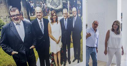 La presidenta andaluza y secretaria general del PSOE andaluz, Susana D&iacute;az, y el secretario de organizaci&oacute;n, Juan Cornejo, en la exposici&oacute;n montada para el congreso de su formaci&oacute;n.