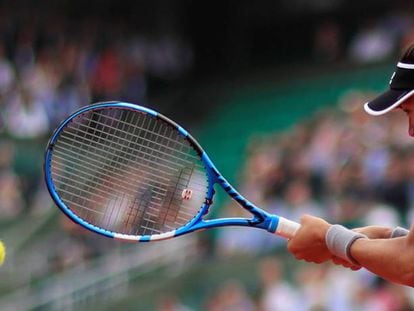 Muguruza devuelve la pelota durante el partido contra Sharapova.